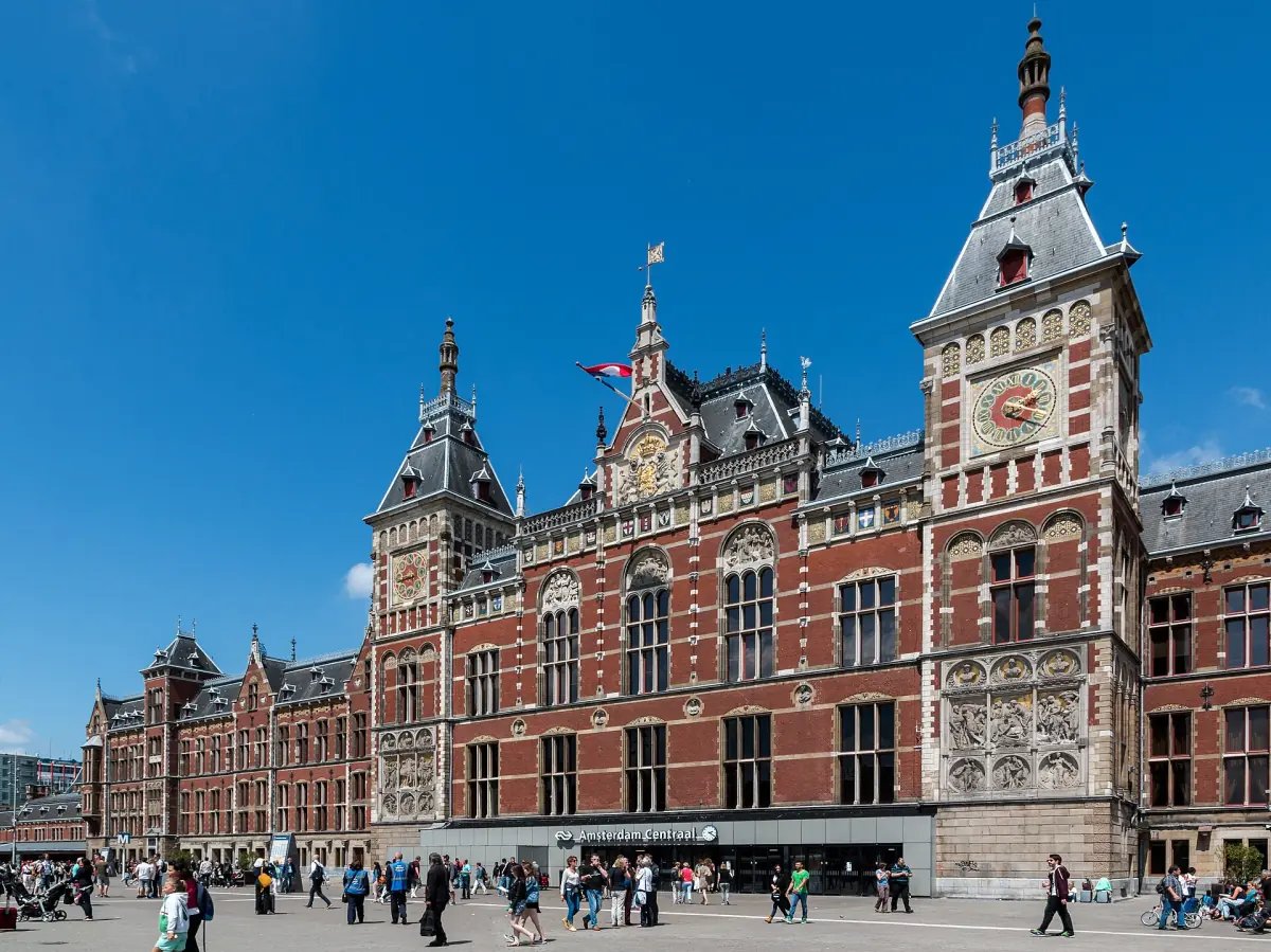 The square in front of Amsterdam Centraal
