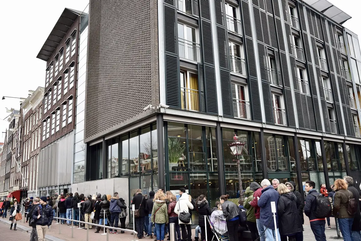 The museum building and the queue on the Westermarkt side